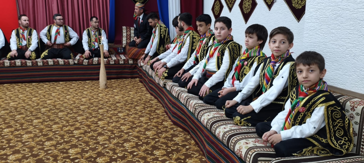 FOTOĞRAF KARELERİ: Sakarya Yaren Geceleri’nde Tarihi Anlar (07.02.2026) Sakarya Çankırılılar Derneği’nin ev sahipliğinde, Erenler Belediye Başkanı Şenol Dinç’in katılımıyla gerçekleşen muhteşem Yaren Gecesi’nden objektiflere