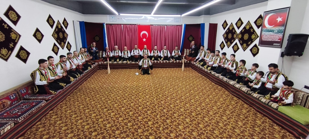 FOTOĞRAF KARELERİ: Sakarya Yaren Geceleri’nde Tarihi Anlar (07.02.2026) Sakarya Çankırılılar Derneği’nin ev sahipliğinde, Erenler Belediye Başkanı Şenol Dinç’in katılımıyla gerçekleşen muhteşem Yaren Gecesi’nden objektiflere