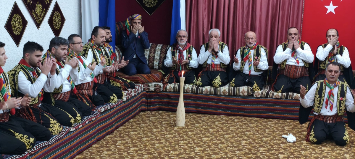 FOTOĞRAF KARELERİ: Sakarya Yaren Geceleri’nde Tarihi Anlar (07.02.2026) Sakarya Çankırılılar Derneği’nin ev sahipliğinde, Erenler Belediye Başkanı Şenol Dinç’in katılımıyla gerçekleşen muhteşem Yaren Gecesi’nden objektiflere