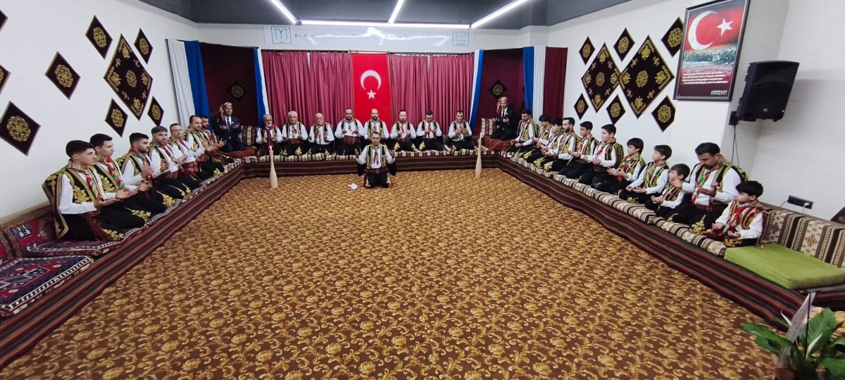 FOTOĞRAF KARELERİ: Sakarya Yaren Geceleri’nde Tarihi Anlar (07.02.2026) Sakarya Çankırılılar Derneği’nin ev sahipliğinde, Erenler Belediye Başkanı Şenol Dinç’in katılımıyla gerçekleşen muhteşem Yaren Gecesi’nden objektiflere