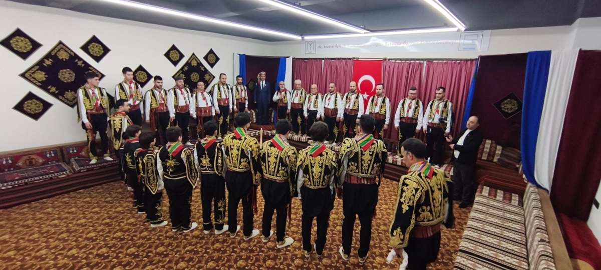 FOTOĞRAF KARELERİ: Sakarya Yaren Geceleri’nde Tarihi Anlar (07.02.2026) Sakarya Çankırılılar Derneği’nin ev sahipliğinde, Erenler Belediye Başkanı Şenol Dinç’in katılımıyla gerçekleşen muhteşem Yaren Gecesi’nden objektiflere