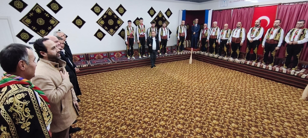 FOTOĞRAF KARELERİ: Sakarya Yaren Geceleri’nde Tarihi Anlar (07.02.2026) Sakarya Çankırılılar Derneği’nin ev sahipliğinde, Erenler Belediye Başkanı Şenol Dinç’in katılımıyla gerçekleşen muhteşem Yaren Gecesi’nden objektiflere