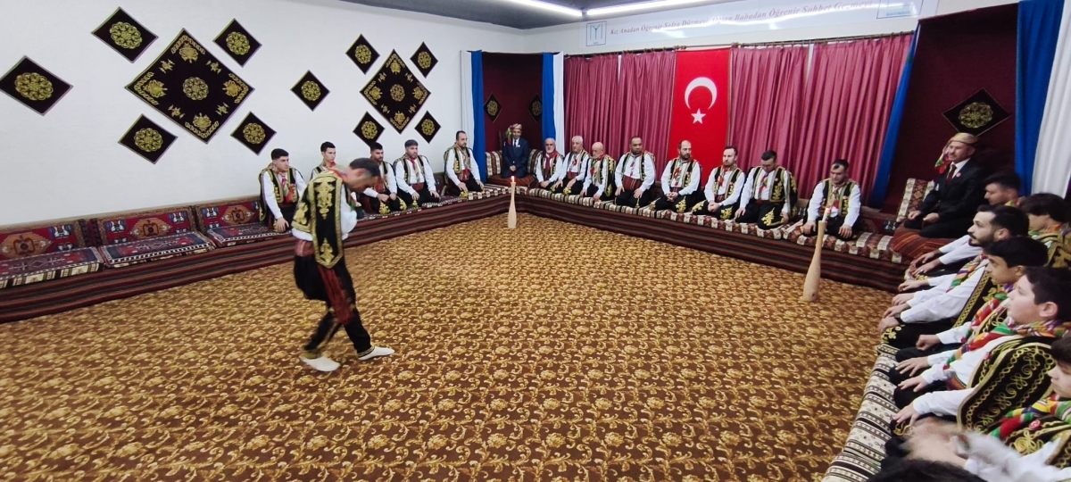 FOTOĞRAF KARELERİ: Sakarya Yaren Geceleri’nde Tarihi Anlar (07.02.2026) Sakarya Çankırılılar Derneği’nin ev sahipliğinde, Erenler Belediye Başkanı Şenol Dinç’in katılımıyla gerçekleşen muhteşem Yaren Gecesi’nden objektiflere
