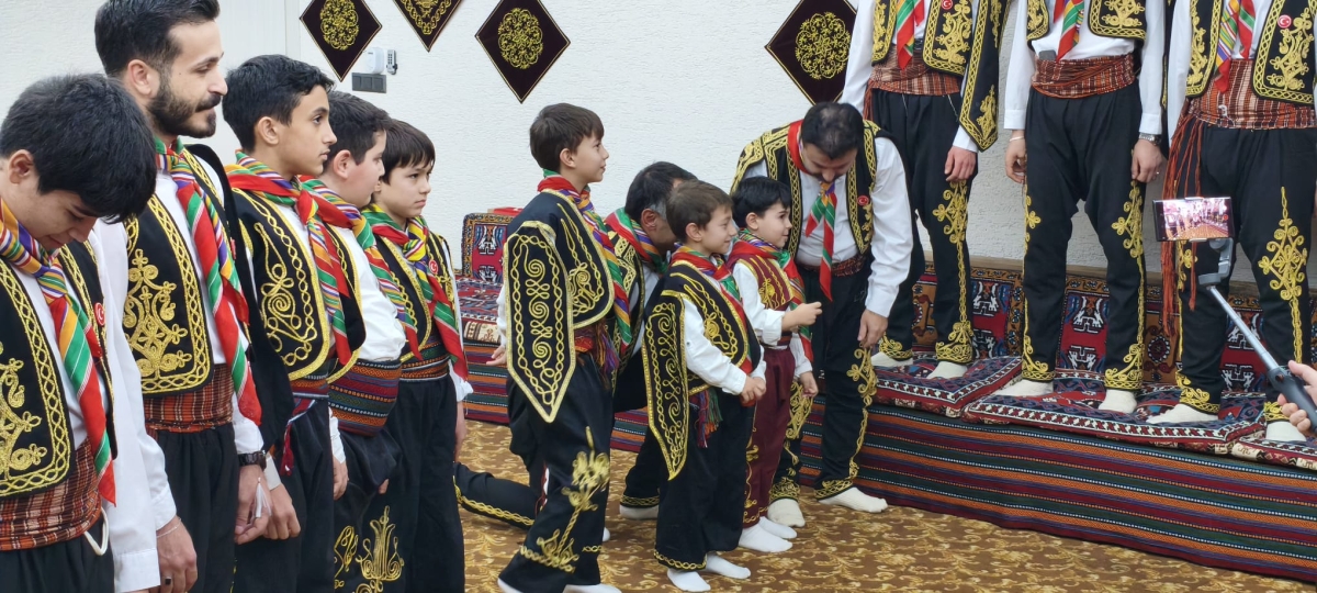 FOTOĞRAF KARELERİ: Sakarya Yaren Geceleri’nde Tarihi Anlar (07.02.2026) Sakarya Çankırılılar Derneği’nin ev sahipliğinde, Erenler Belediye Başkanı Şenol Dinç’in katılımıyla gerçekleşen muhteşem Yaren Gecesi’nden objektiflere