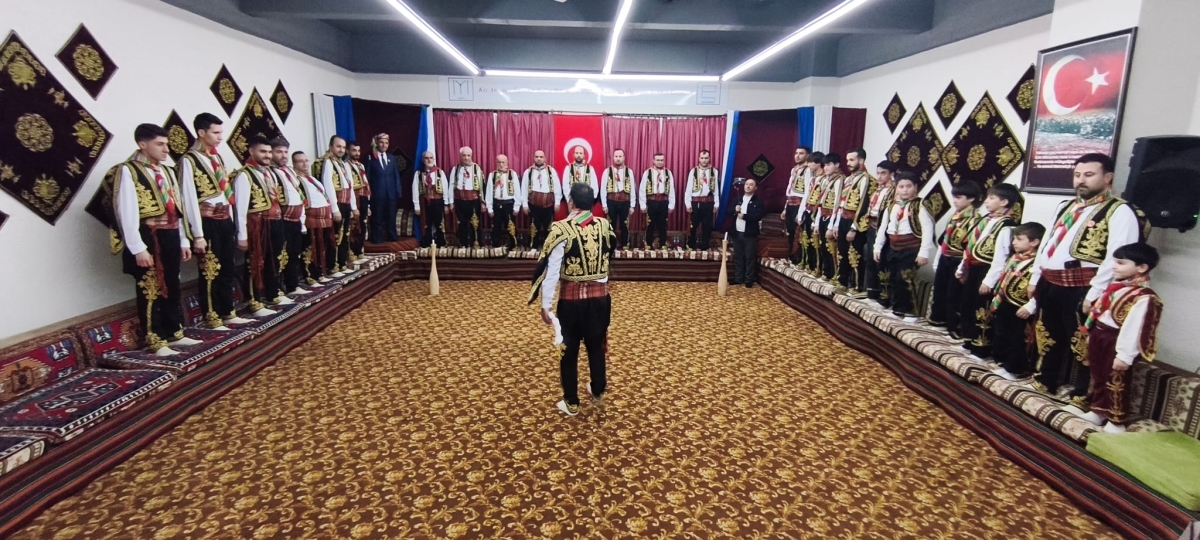 FOTOĞRAF KARELERİ: Sakarya Yaren Geceleri’nde Tarihi Anlar (07.02.2026) Sakarya Çankırılılar Derneği’nin ev sahipliğinde, Erenler Belediye Başkanı Şenol Dinç’in katılımıyla gerçekleşen muhteşem Yaren Gecesi’nden objektiflere