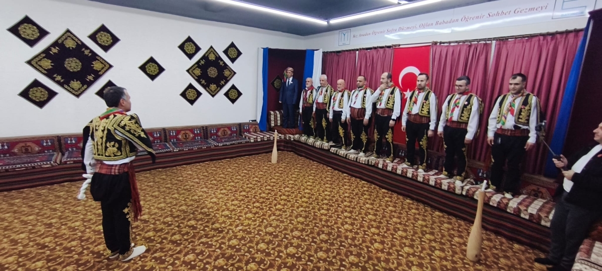 FOTOĞRAF KARELERİ: Sakarya Yaren Geceleri’nde Tarihi Anlar (07.02.2026) Sakarya Çankırılılar Derneği’nin ev sahipliğinde, Erenler Belediye Başkanı Şenol Dinç’in katılımıyla gerçekleşen muhteşem Yaren Gecesi’nden objektiflere