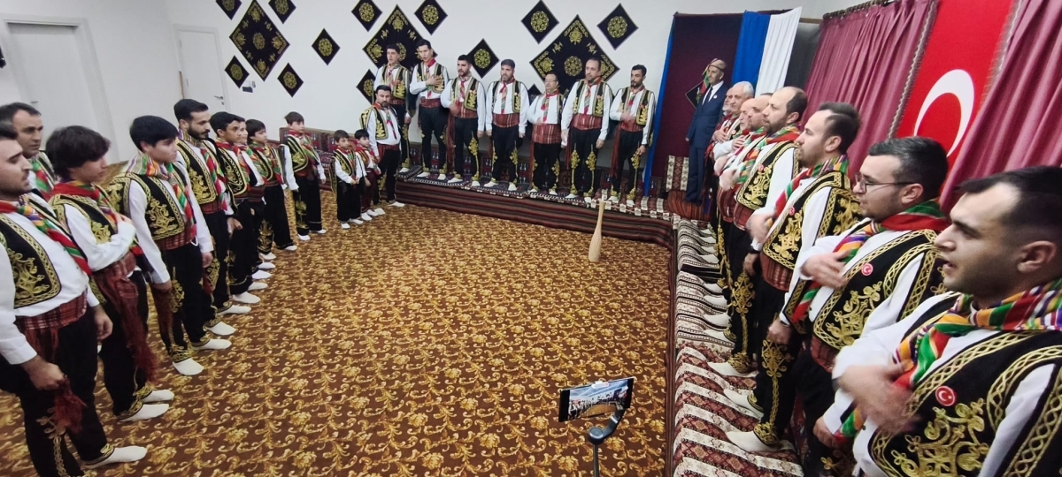 FOTOĞRAF KARELERİ: Sakarya Yaren Geceleri’nde Tarihi Anlar (07.02.2026) Sakarya Çankırılılar Derneği’nin ev sahipliğinde, Erenler Belediye Başkanı Şenol Dinç’in katılımıyla gerçekleşen muhteşem Yaren Gecesi’nden objektiflere