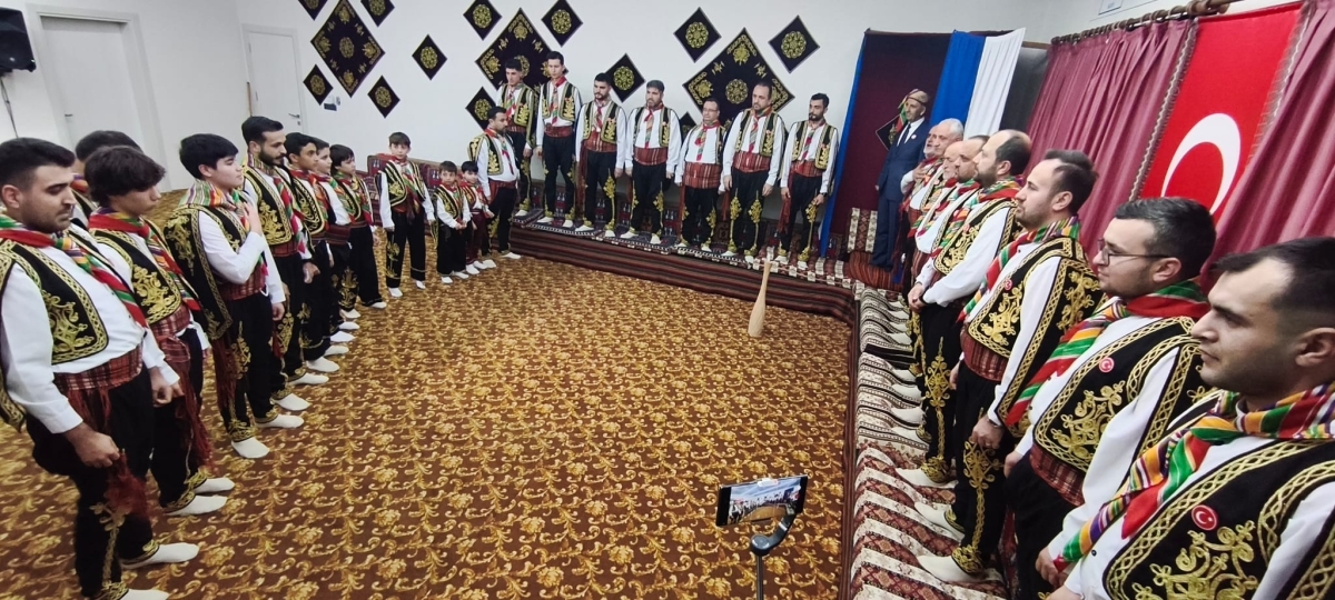 FOTOĞRAF KARELERİ: Sakarya Yaren Geceleri’nde Tarihi Anlar (07.02.2026) Sakarya Çankırılılar Derneği’nin ev sahipliğinde, Erenler Belediye Başkanı Şenol Dinç’in katılımıyla gerçekleşen muhteşem Yaren Gecesi’nden objektiflere