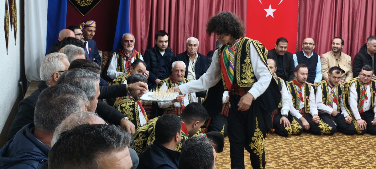 FOTOĞRAF KARELERİ: Sakarya Yaren Geceleri’nde Tarihi Anlar (07.02.2026) Sakarya Çankırılılar Derneği’nin ev sahipliğinde, Erenler Belediye Başkanı Şenol Dinç’in katılımıyla gerçekleşen muhteşem Yaren Gecesi’nden objektiflere