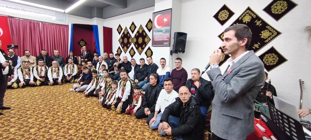 FOTOĞRAF KARELERİ: Sakarya Yaren Geceleri’nde Tarihi Anlar (07.02.2026) Sakarya Çankırılılar Derneği’nin ev sahipliğinde, Erenler Belediye Başkanı Şenol Dinç’in katılımıyla gerçekleşen muhteşem Yaren Gecesi’nden objektiflere