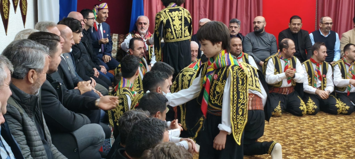 FOTOĞRAF KARELERİ: Sakarya Yaren Geceleri’nde Tarihi Anlar (07.02.2026) Sakarya Çankırılılar Derneği’nin ev sahipliğinde, Erenler Belediye Başkanı Şenol Dinç’in katılımıyla gerçekleşen muhteşem Yaren Gecesi’nden objektiflere