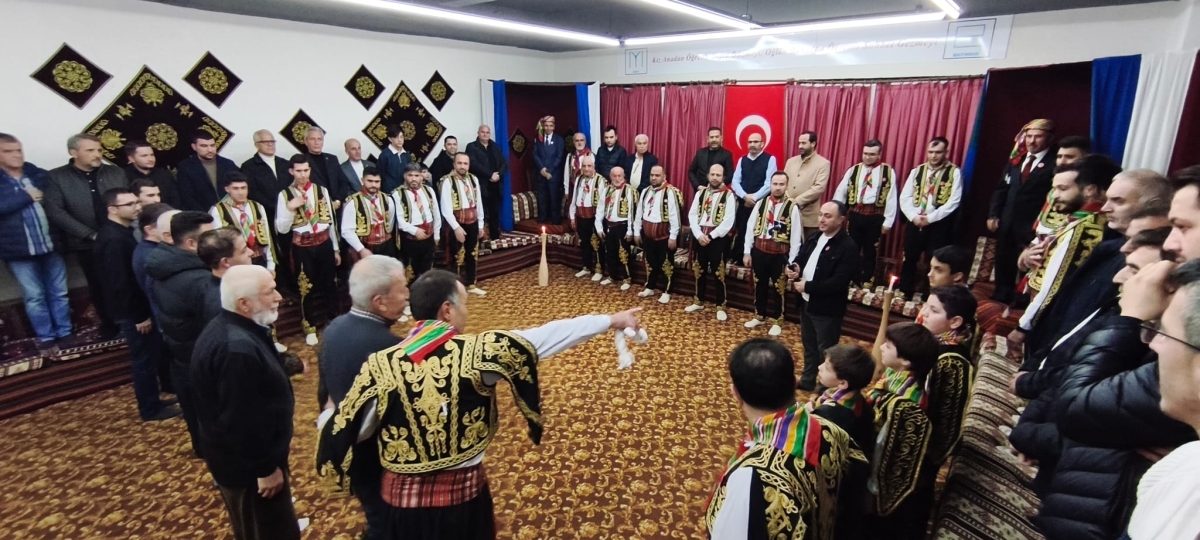 FOTOĞRAF KARELERİ: Sakarya Yaren Geceleri’nde Tarihi Anlar (07.02.2026) Sakarya Çankırılılar Derneği’nin ev sahipliğinde, Erenler Belediye Başkanı Şenol Dinç’in katılımıyla gerçekleşen muhteşem Yaren Gecesi’nden objektiflere
