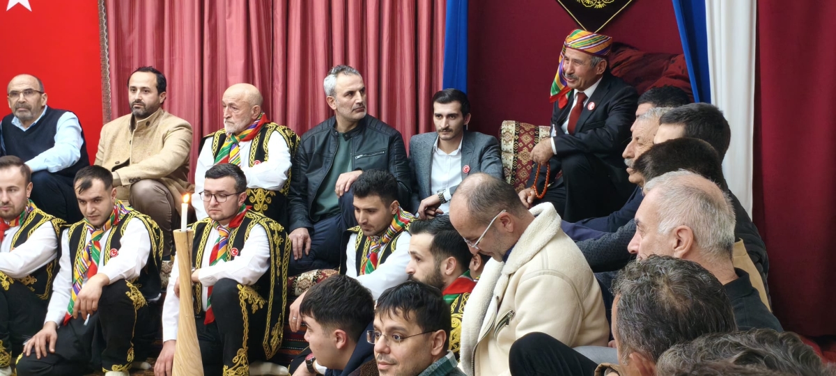 FOTOĞRAF KARELERİ: Sakarya Yaren Geceleri’nde Tarihi Anlar (07.02.2026) Sakarya Çankırılılar Derneği’nin ev sahipliğinde, Erenler Belediye Başkanı Şenol Dinç’in katılımıyla gerçekleşen muhteşem Yaren Gecesi’nden objektiflere