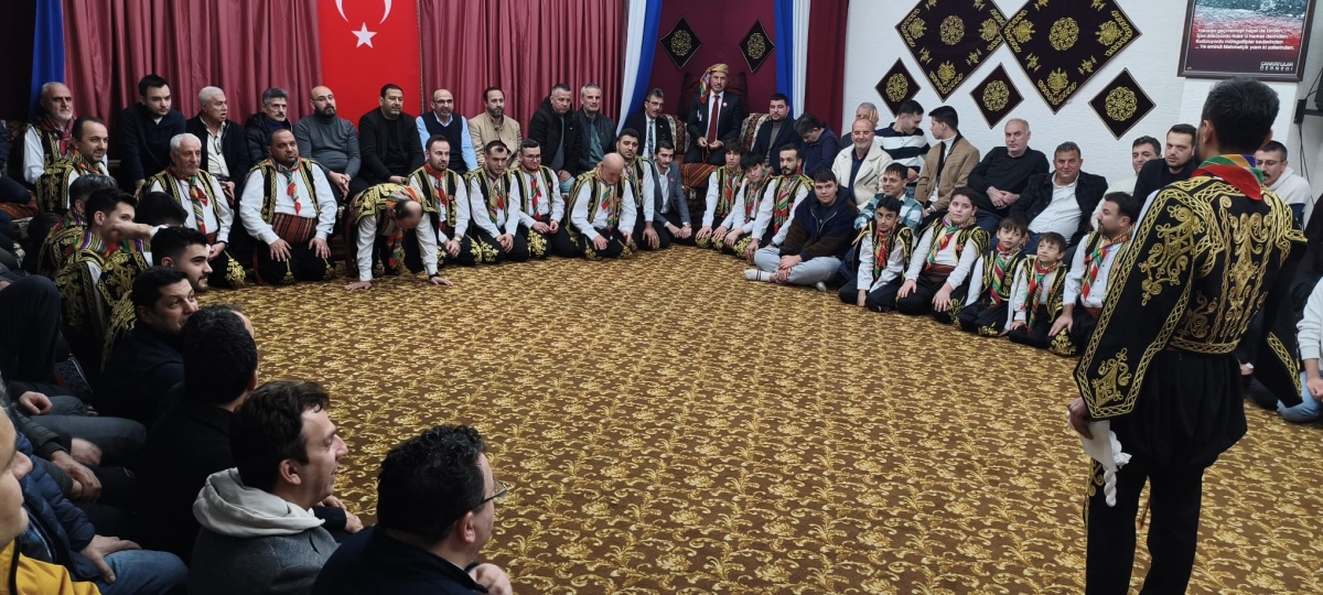 FOTOĞRAF KARELERİ: Sakarya Yaren Geceleri’nde Tarihi Anlar (07.02.2026) Sakarya Çankırılılar Derneği’nin ev sahipliğinde, Erenler Belediye Başkanı Şenol Dinç’in katılımıyla gerçekleşen muhteşem Yaren Gecesi’nden objektiflere