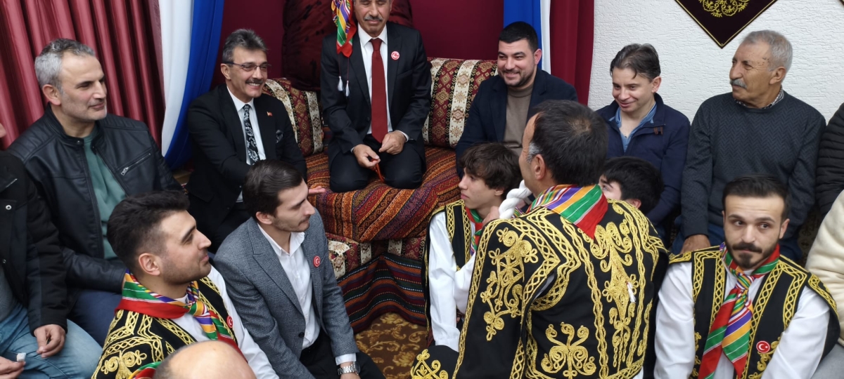 FOTOĞRAF KARELERİ: Sakarya Yaren Geceleri’nde Tarihi Anlar (07.02.2026) Sakarya Çankırılılar Derneği’nin ev sahipliğinde, Erenler Belediye Başkanı Şenol Dinç’in katılımıyla gerçekleşen muhteşem Yaren Gecesi’nden objektiflere