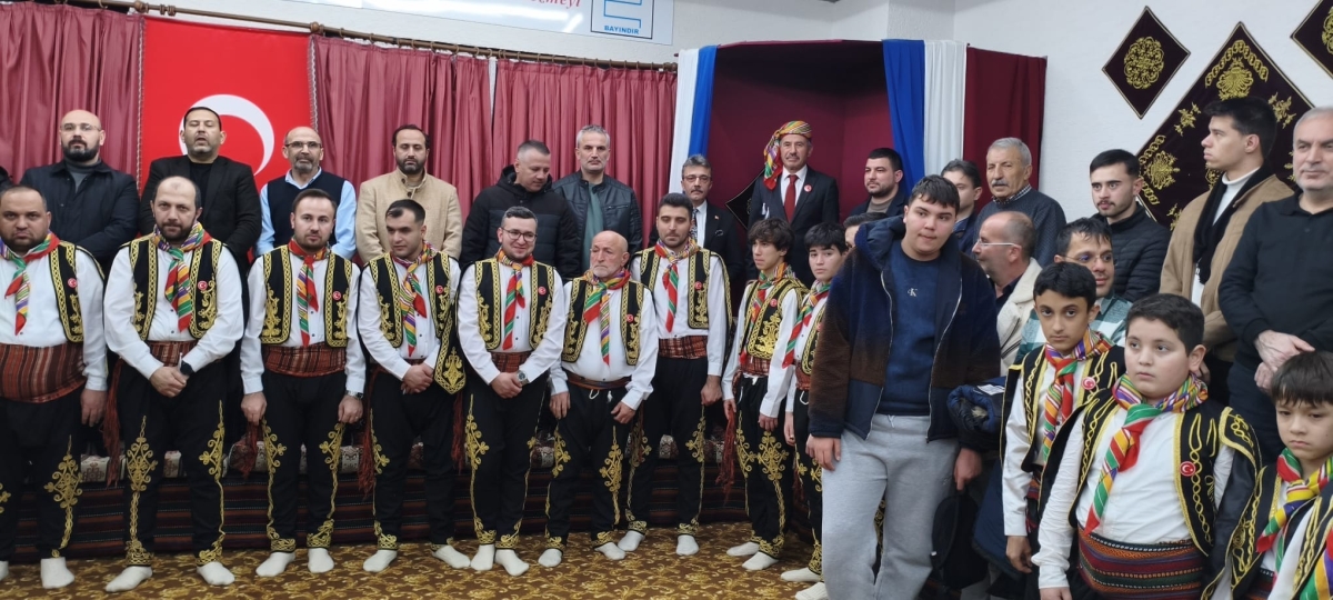 FOTOĞRAF KARELERİ: Sakarya Yaren Geceleri’nde Tarihi Anlar (07.02.2026) Sakarya Çankırılılar Derneği’nin ev sahipliğinde, Erenler Belediye Başkanı Şenol Dinç’in katılımıyla gerçekleşen muhteşem Yaren Gecesi’nden objektiflere