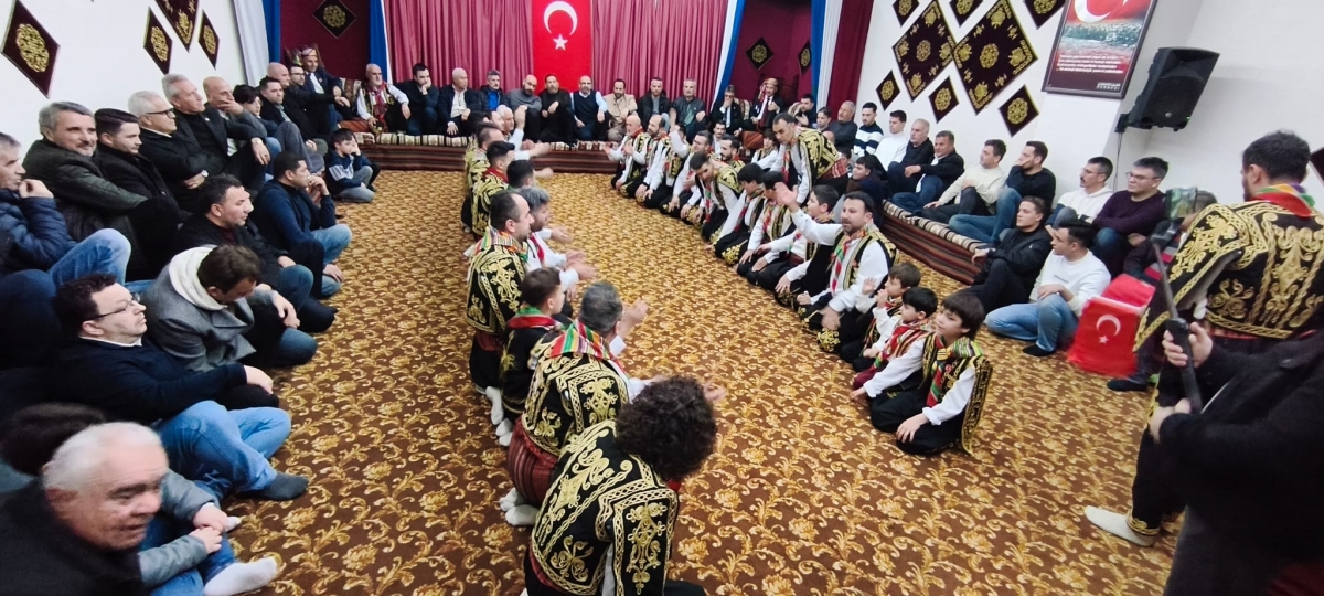 FOTOĞRAF KARELERİ: Sakarya Yaren Geceleri’nde Tarihi Anlar (07.02.2026) Sakarya Çankırılılar Derneği’nin ev sahipliğinde, Erenler Belediye Başkanı Şenol Dinç’in katılımıyla gerçekleşen muhteşem Yaren Gecesi’nden objektiflere