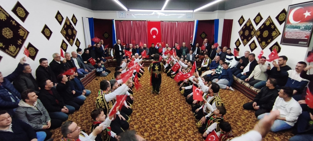 FOTOĞRAF KARELERİ: Sakarya Yaren Geceleri’nde Tarihi Anlar (07.02.2026) Sakarya Çankırılılar Derneği’nin ev sahipliğinde, Erenler Belediye Başkanı Şenol Dinç’in katılımıyla gerçekleşen muhteşem Yaren Gecesi’nden objektiflere