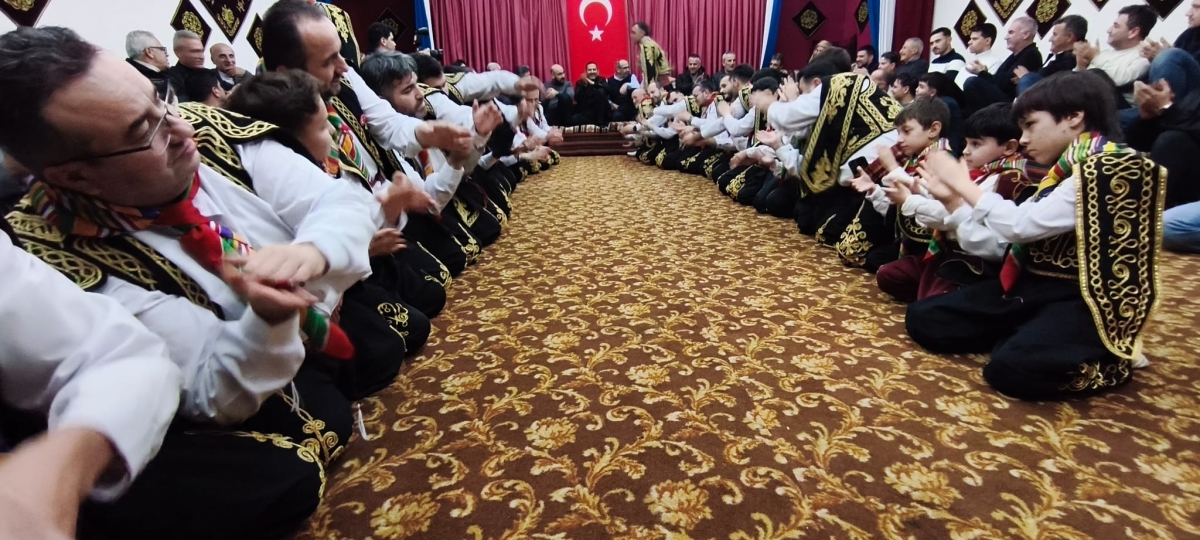 FOTOĞRAF KARELERİ: Sakarya Yaren Geceleri’nde Tarihi Anlar (07.02.2026) Sakarya Çankırılılar Derneği’nin ev sahipliğinde, Erenler Belediye Başkanı Şenol Dinç’in katılımıyla gerçekleşen muhteşem Yaren Gecesi’nden objektiflere