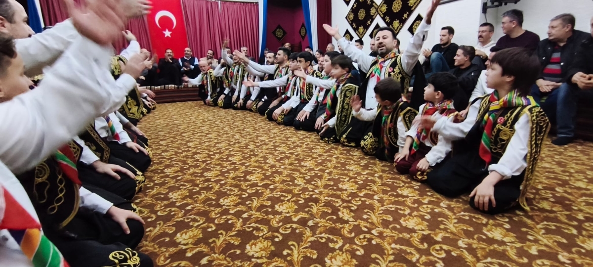 FOTOĞRAF KARELERİ: Sakarya Yaren Geceleri’nde Tarihi Anlar (07.02.2026) Sakarya Çankırılılar Derneği’nin ev sahipliğinde, Erenler Belediye Başkanı Şenol Dinç’in katılımıyla gerçekleşen muhteşem Yaren Gecesi’nden objektiflere