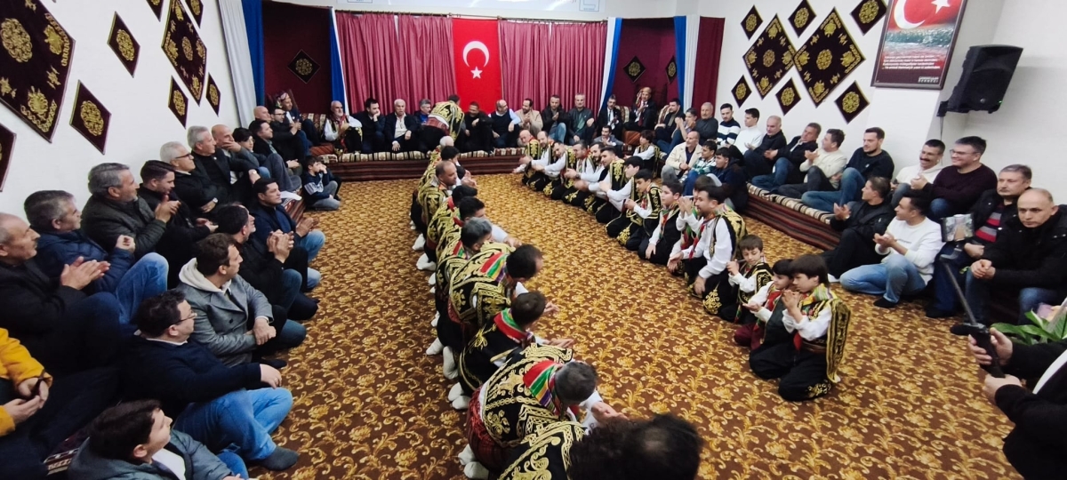 FOTOĞRAF KARELERİ: Sakarya Yaren Geceleri’nde Tarihi Anlar (07.02.2026) Sakarya Çankırılılar Derneği’nin ev sahipliğinde, Erenler Belediye Başkanı Şenol Dinç’in katılımıyla gerçekleşen muhteşem Yaren Gecesi’nden objektiflere