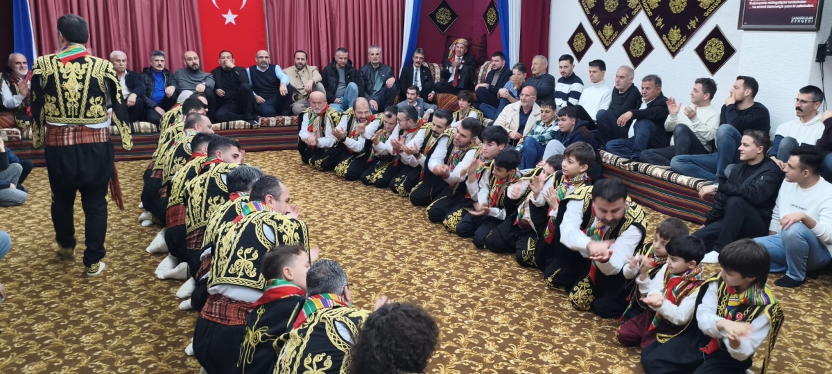 FOTOĞRAF KARELERİ: Sakarya Yaren Geceleri’nde Tarihi Anlar (07.02.2026) Sakarya Çankırılılar Derneği’nin ev sahipliğinde, Erenler Belediye Başkanı Şenol Dinç’in katılımıyla gerçekleşen muhteşem Yaren Gecesi’nden objektiflere