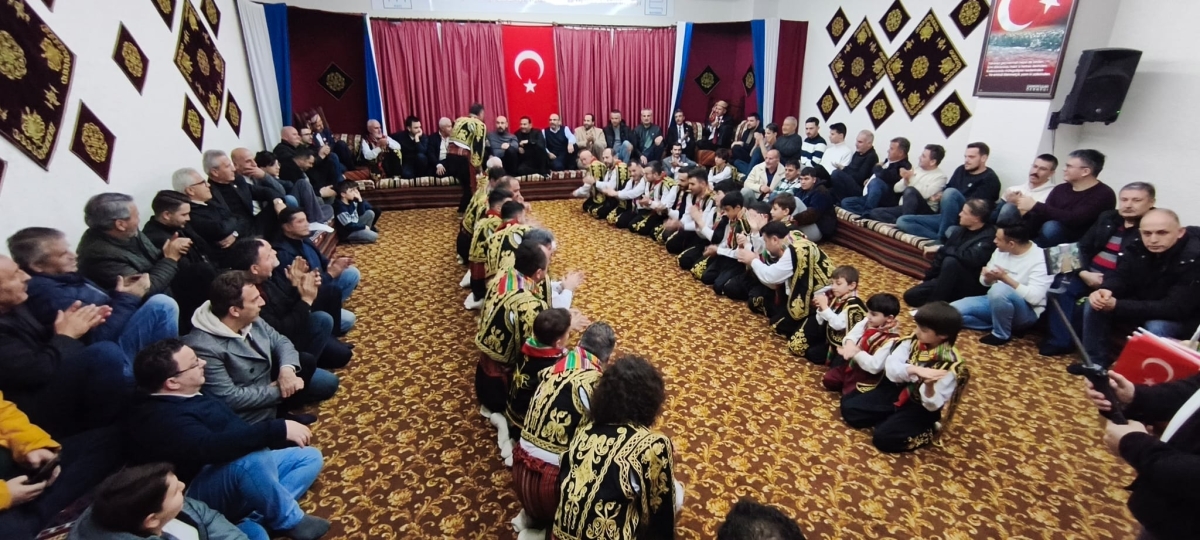 FOTOĞRAF KARELERİ: Sakarya Yaren Geceleri’nde Tarihi Anlar (07.02.2026) Sakarya Çankırılılar Derneği’nin ev sahipliğinde, Erenler Belediye Başkanı Şenol Dinç’in katılımıyla gerçekleşen muhteşem Yaren Gecesi’nden objektiflere