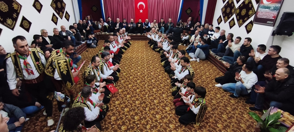 FOTOĞRAF KARELERİ: Sakarya Yaren Geceleri’nde Tarihi Anlar (07.02.2026) Sakarya Çankırılılar Derneği’nin ev sahipliğinde, Erenler Belediye Başkanı Şenol Dinç’in katılımıyla gerçekleşen muhteşem Yaren Gecesi’nden objektiflere