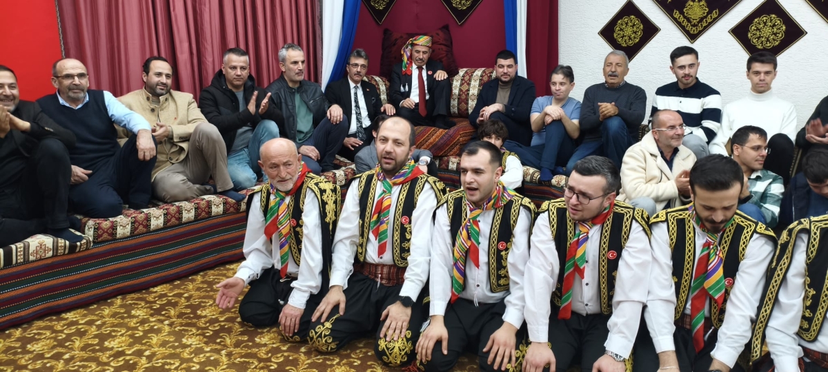 FOTOĞRAF KARELERİ: Sakarya Yaren Geceleri’nde Tarihi Anlar (07.02.2026) Sakarya Çankırılılar Derneği’nin ev sahipliğinde, Erenler Belediye Başkanı Şenol Dinç’in katılımıyla gerçekleşen muhteşem Yaren Gecesi’nden objektiflere