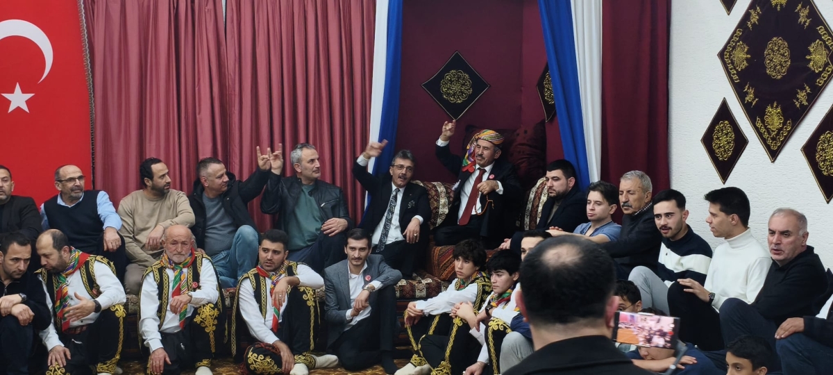 FOTOĞRAF KARELERİ: Sakarya Yaren Geceleri’nde Tarihi Anlar (07.02.2026) Sakarya Çankırılılar Derneği’nin ev sahipliğinde, Erenler Belediye Başkanı Şenol Dinç’in katılımıyla gerçekleşen muhteşem Yaren Gecesi’nden objektiflere