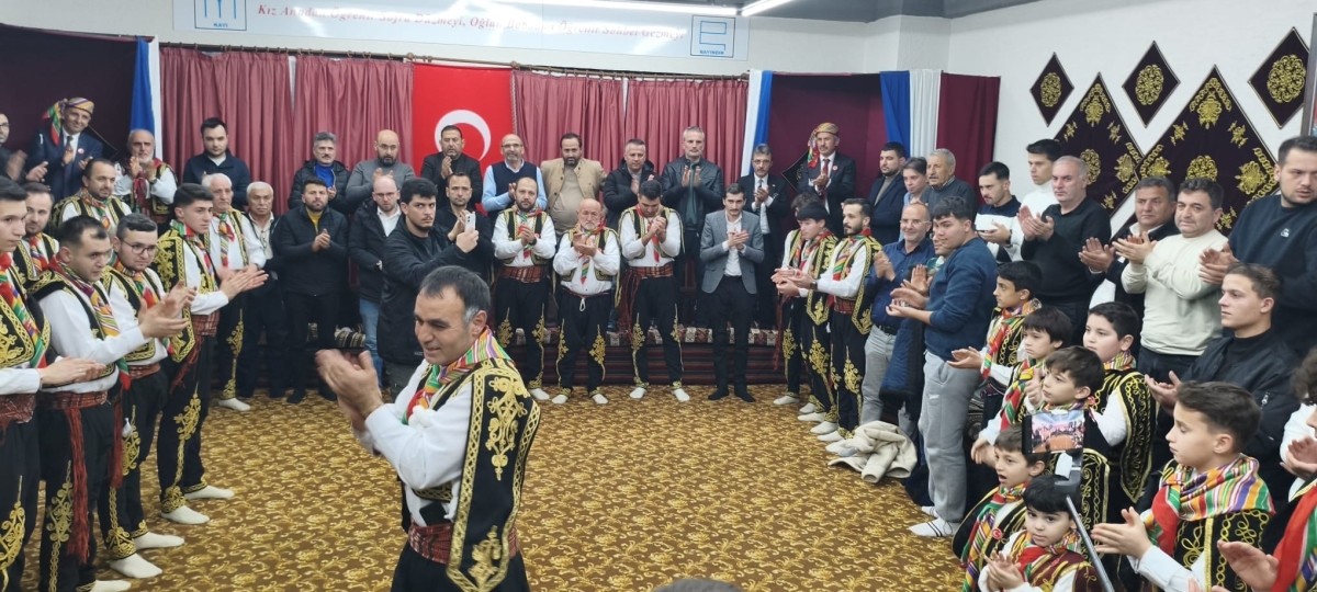 FOTOĞRAF KARELERİ: Sakarya Yaren Geceleri’nde Tarihi Anlar (07.02.2026) Sakarya Çankırılılar Derneği’nin ev sahipliğinde, Erenler Belediye Başkanı Şenol Dinç’in katılımıyla gerçekleşen muhteşem Yaren Gecesi’nden objektiflere