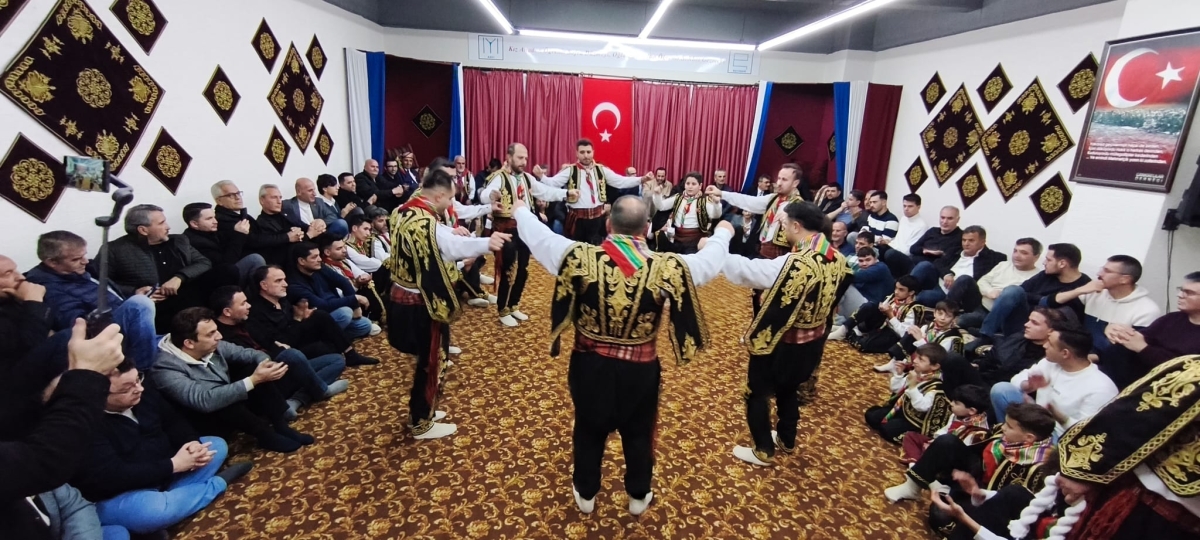 FOTOĞRAF KARELERİ: Sakarya Yaren Geceleri’nde Tarihi Anlar (07.02.2026) Sakarya Çankırılılar Derneği’nin ev sahipliğinde, Erenler Belediye Başkanı Şenol Dinç’in katılımıyla gerçekleşen muhteşem Yaren Gecesi’nden objektiflere