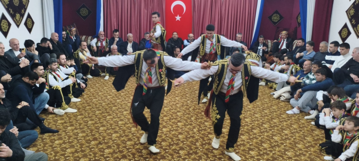 FOTOĞRAF KARELERİ: Sakarya Yaren Geceleri’nde Tarihi Anlar (07.02.2026) Sakarya Çankırılılar Derneği’nin ev sahipliğinde, Erenler Belediye Başkanı Şenol Dinç’in katılımıyla gerçekleşen muhteşem Yaren Gecesi’nden objektiflere