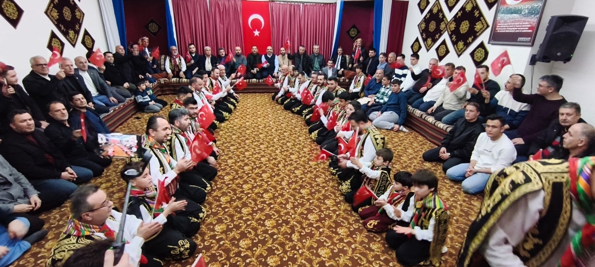 FOTOĞRAF KARELERİ: Sakarya Yaren Geceleri’nde Tarihi Anlar (07.02.2026) Sakarya Çankırılılar Derneği’nin ev sahipliğinde, Erenler Belediye Başkanı Şenol Dinç’in katılımıyla gerçekleşen muhteşem Yaren Gecesi’nden objektiflere