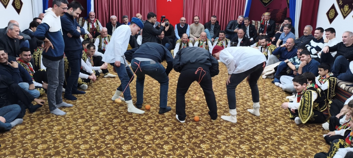 FOTOĞRAF KARELERİ: Sakarya Yaren Geceleri’nde Tarihi Anlar (07.02.2026) Sakarya Çankırılılar Derneği’nin ev sahipliğinde, Erenler Belediye Başkanı Şenol Dinç’in katılımıyla gerçekleşen muhteşem Yaren Gecesi’nden objektiflere