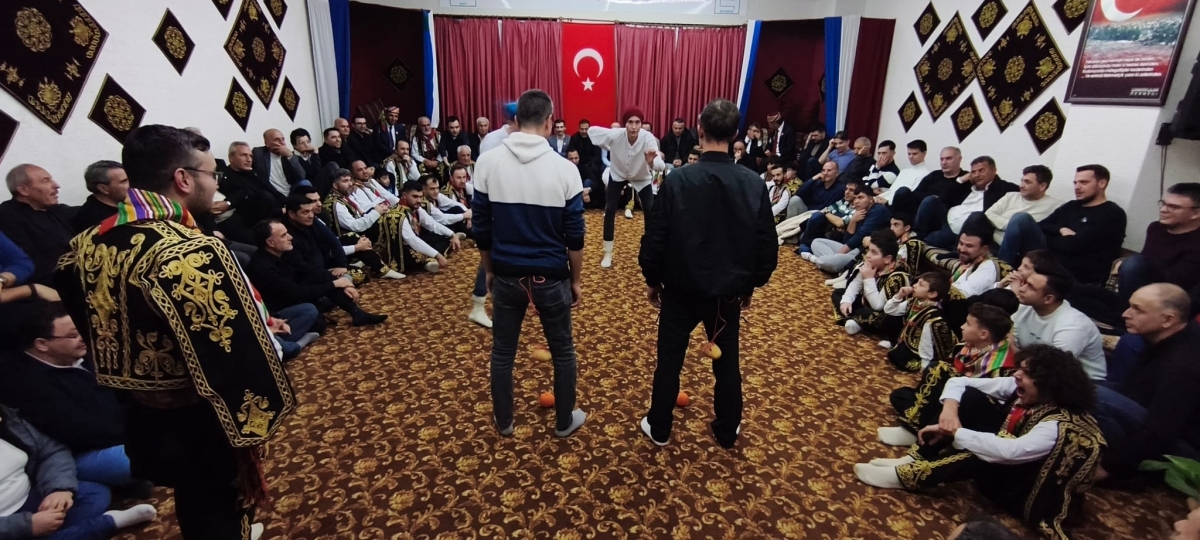 FOTOĞRAF KARELERİ: Sakarya Yaren Geceleri’nde Tarihi Anlar (07.02.2026) Sakarya Çankırılılar Derneği’nin ev sahipliğinde, Erenler Belediye Başkanı Şenol Dinç’in katılımıyla gerçekleşen muhteşem Yaren Gecesi’nden objektiflere