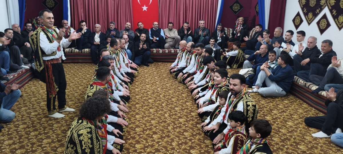 FOTOĞRAF KARELERİ: Sakarya Yaren Geceleri’nde Tarihi Anlar (07.02.2026) Sakarya Çankırılılar Derneği’nin ev sahipliğinde, Erenler Belediye Başkanı Şenol Dinç’in katılımıyla gerçekleşen muhteşem Yaren Gecesi’nden objektiflere