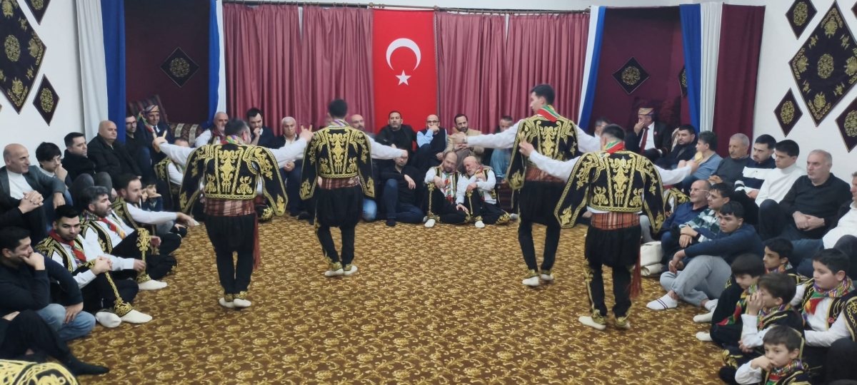 FOTOĞRAF KARELERİ: Sakarya Yaren Geceleri’nde Tarihi Anlar (07.02.2026) Sakarya Çankırılılar Derneği’nin ev sahipliğinde, Erenler Belediye Başkanı Şenol Dinç’in katılımıyla gerçekleşen muhteşem Yaren Gecesi’nden objektiflere