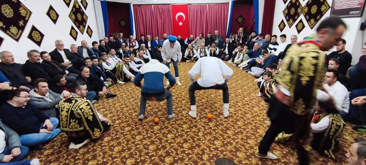 FOTOĞRAF KARELERİ: Sakarya Yaren Geceleri’nde Tarihi Anlar (07.02.2026) Sakarya Çankırılılar Derneği’nin ev sahipliğinde, Erenler Belediye Başkanı Şenol Dinç’in katılımıyla gerçekleşen muhteşem Yaren Gecesi’nden objektiflere