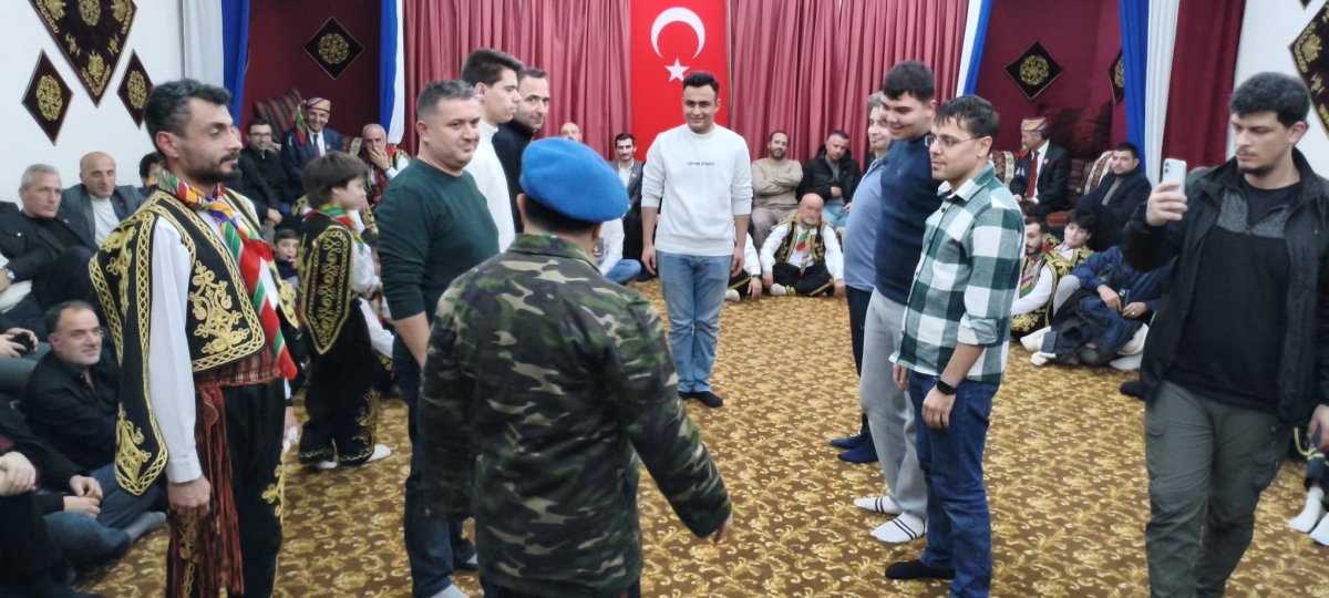 FOTOĞRAF KARELERİ: Sakarya Yaren Geceleri’nde Tarihi Anlar (07.02.2026) Sakarya Çankırılılar Derneği’nin ev sahipliğinde, Erenler Belediye Başkanı Şenol Dinç’in katılımıyla gerçekleşen muhteşem Yaren Gecesi’nden objektiflere