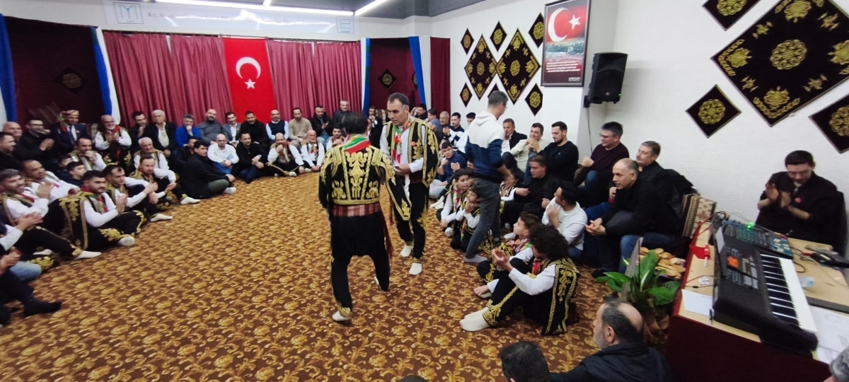 FOTOĞRAF KARELERİ: Sakarya Yaren Geceleri’nde Tarihi Anlar (07.02.2026) Sakarya Çankırılılar Derneği’nin ev sahipliğinde, Erenler Belediye Başkanı Şenol Dinç’in katılımıyla gerçekleşen muhteşem Yaren Gecesi’nden objektiflere