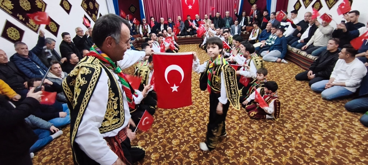 FOTOĞRAF KARELERİ: Sakarya Yaren Geceleri’nde Tarihi Anlar (07.02.2026) Sakarya Çankırılılar Derneği’nin ev sahipliğinde, Erenler Belediye Başkanı Şenol Dinç’in katılımıyla gerçekleşen muhteşem Yaren Gecesi’nden objektiflere
