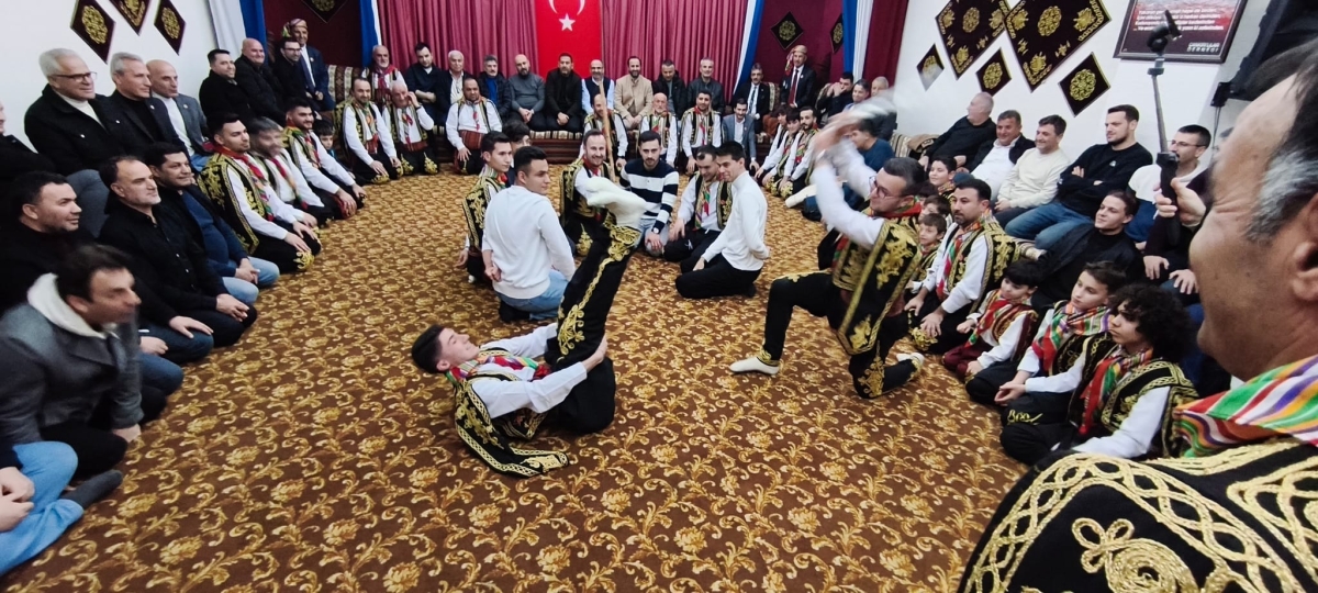 FOTOĞRAF KARELERİ: Sakarya Yaren Geceleri’nde Tarihi Anlar (07.02.2026) Sakarya Çankırılılar Derneği’nin ev sahipliğinde, Erenler Belediye Başkanı Şenol Dinç’in katılımıyla gerçekleşen muhteşem Yaren Gecesi’nden objektiflere