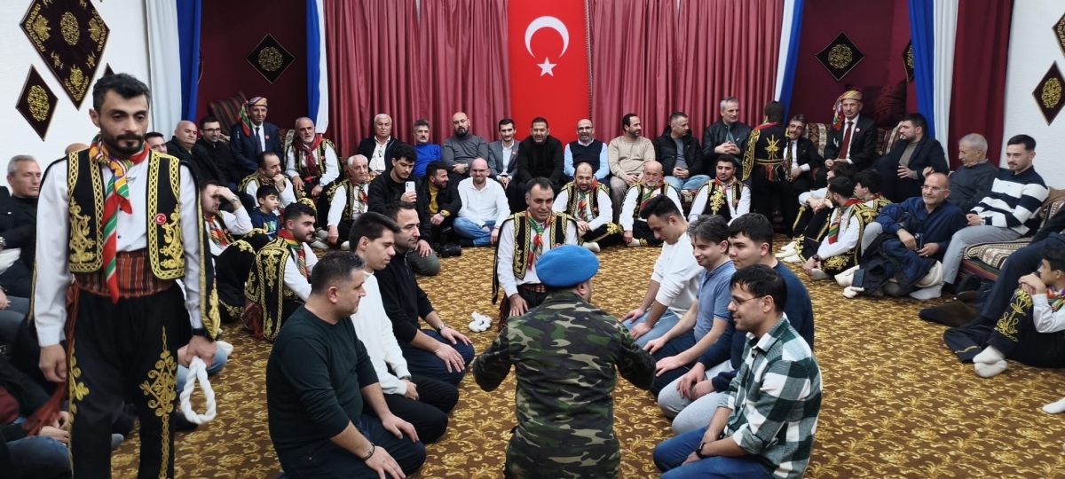 FOTOĞRAF KARELERİ: Sakarya Yaren Geceleri’nde Tarihi Anlar (07.02.2026) Sakarya Çankırılılar Derneği’nin ev sahipliğinde, Erenler Belediye Başkanı Şenol Dinç’in katılımıyla gerçekleşen muhteşem Yaren Gecesi’nden objektiflere