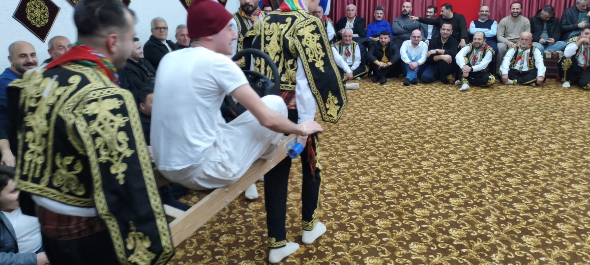 FOTOĞRAF KARELERİ: Sakarya Yaren Geceleri’nde Tarihi Anlar (07.02.2026) Sakarya Çankırılılar Derneği’nin ev sahipliğinde, Erenler Belediye Başkanı Şenol Dinç’in katılımıyla gerçekleşen muhteşem Yaren Gecesi’nden objektiflere