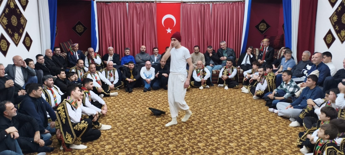 FOTOĞRAF KARELERİ: Sakarya Yaren Geceleri’nde Tarihi Anlar (07.02.2026) Sakarya Çankırılılar Derneği’nin ev sahipliğinde, Erenler Belediye Başkanı Şenol Dinç’in katılımıyla gerçekleşen muhteşem Yaren Gecesi’nden objektiflere