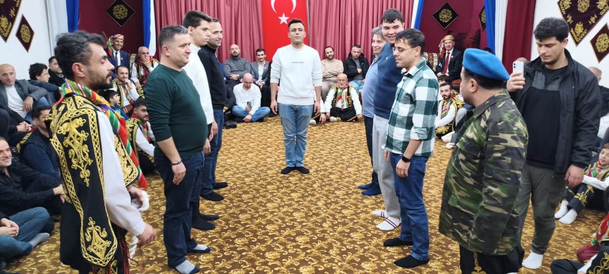 FOTOĞRAF KARELERİ: Sakarya Yaren Geceleri’nde Tarihi Anlar (07.02.2026) Sakarya Çankırılılar Derneği’nin ev sahipliğinde, Erenler Belediye Başkanı Şenol Dinç’in katılımıyla gerçekleşen muhteşem Yaren Gecesi’nden objektiflere