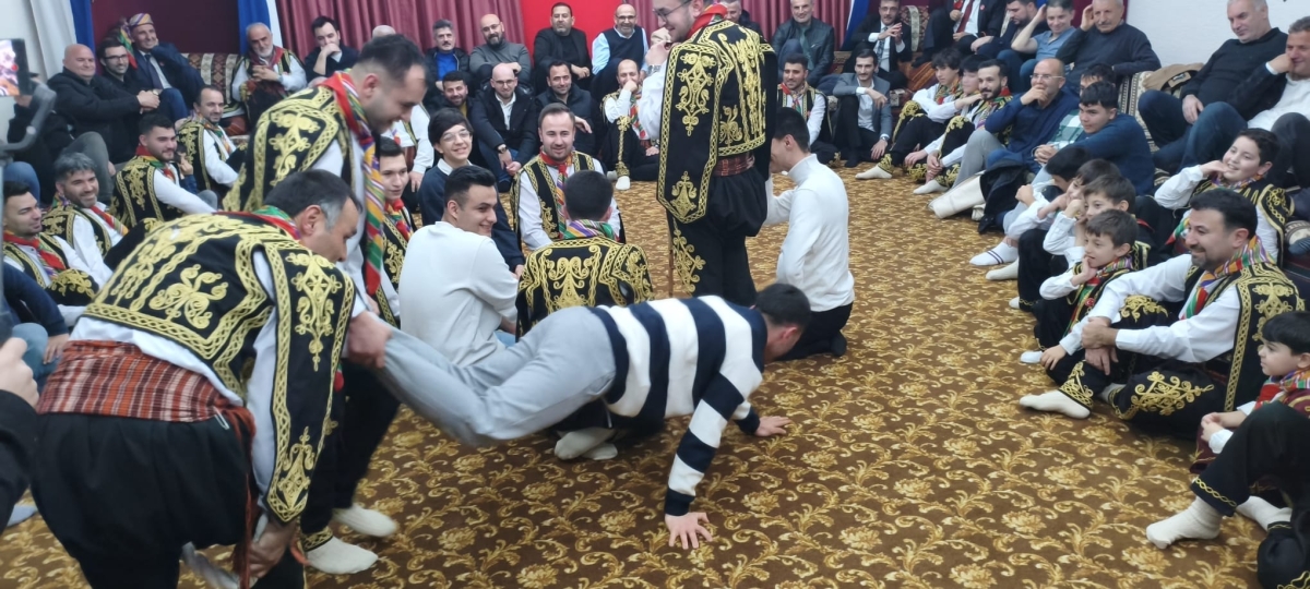 FOTOĞRAF KARELERİ: Sakarya Yaren Geceleri’nde Tarihi Anlar (07.02.2026) Sakarya Çankırılılar Derneği’nin ev sahipliğinde, Erenler Belediye Başkanı Şenol Dinç’in katılımıyla gerçekleşen muhteşem Yaren Gecesi’nden objektiflere