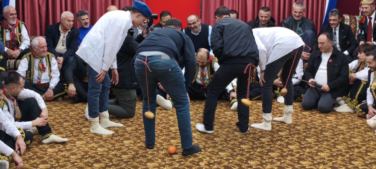 FOTOĞRAF KARELERİ: Sakarya Yaren Geceleri’nde Tarihi Anlar (07.02.2026) Sakarya Çankırılılar Derneği’nin ev sahipliğinde, Erenler Belediye Başkanı Şenol Dinç’in katılımıyla gerçekleşen muhteşem Yaren Gecesi’nden objektiflere