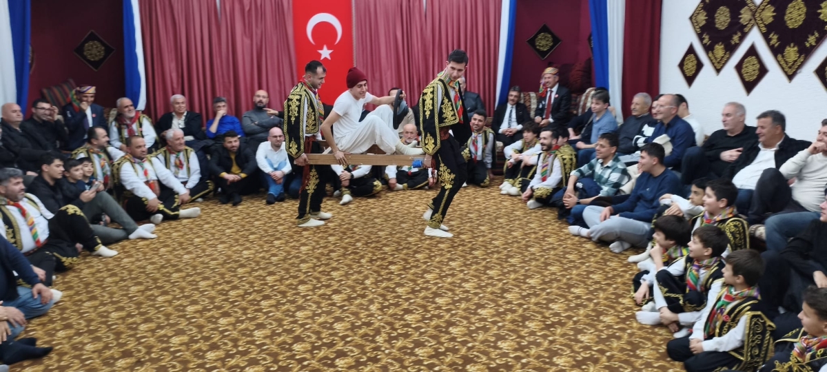 FOTOĞRAF KARELERİ: Sakarya Yaren Geceleri’nde Tarihi Anlar (07.02.2026) Sakarya Çankırılılar Derneği’nin ev sahipliğinde, Erenler Belediye Başkanı Şenol Dinç’in katılımıyla gerçekleşen muhteşem Yaren Gecesi’nden objektiflere